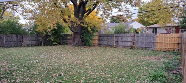 Building Photo - 423 S Park Blvd