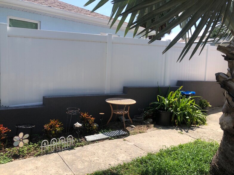 Building Photo - 32 S Wild Olive Ave