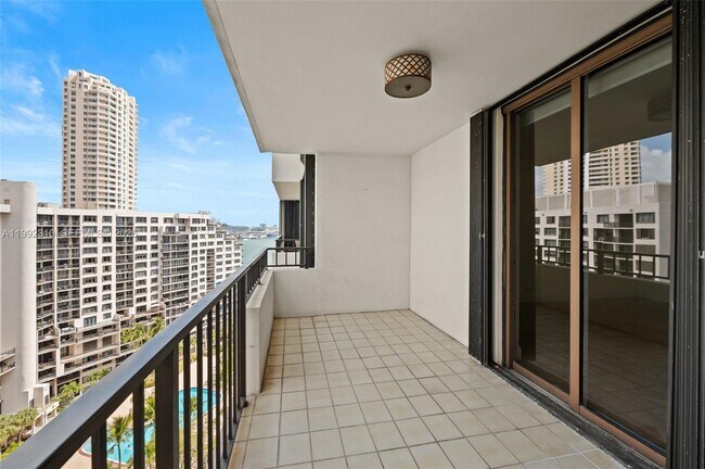 Building Photo - 520 Brickell Key Dr