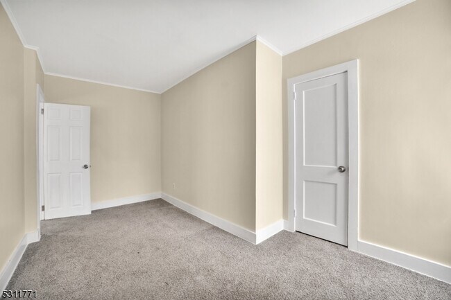 Building Photo - 27 Brighton Rd