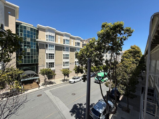 Building Photo - Modern Condo in the Heart of the City's Lo...