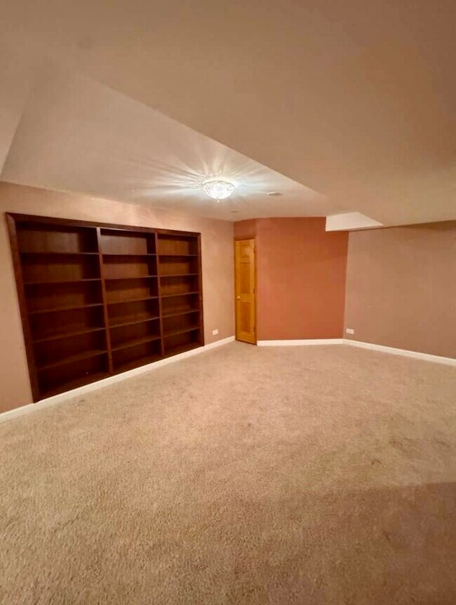 Building Photo - 8S210 Stonehedge Dr