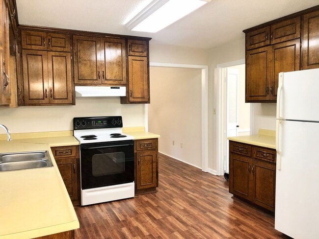 Building Photo - Three Bedroom Oconee County Available Summer