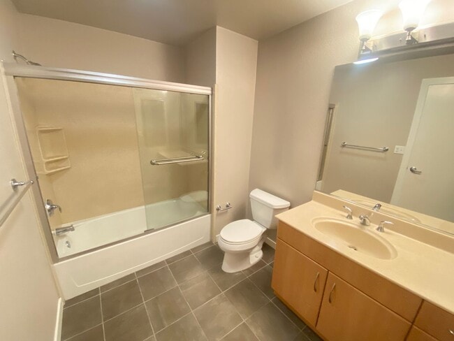 Building Photo - Advent - Low Deposit In-Unit Laundry Condo...