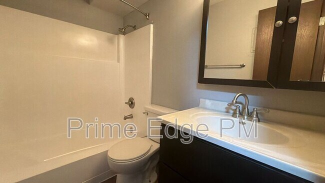 Building Photo - 6235 Holdrege-D5