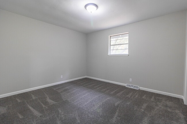 Building Photo - 5714 N Maple Ct