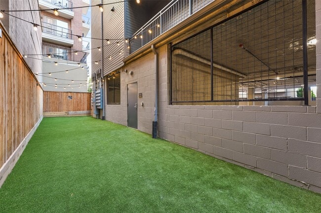 Building Photo - 170 Malone St