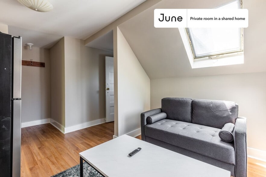 Building Photo - Room in Shared 9 bed/2 bath home
