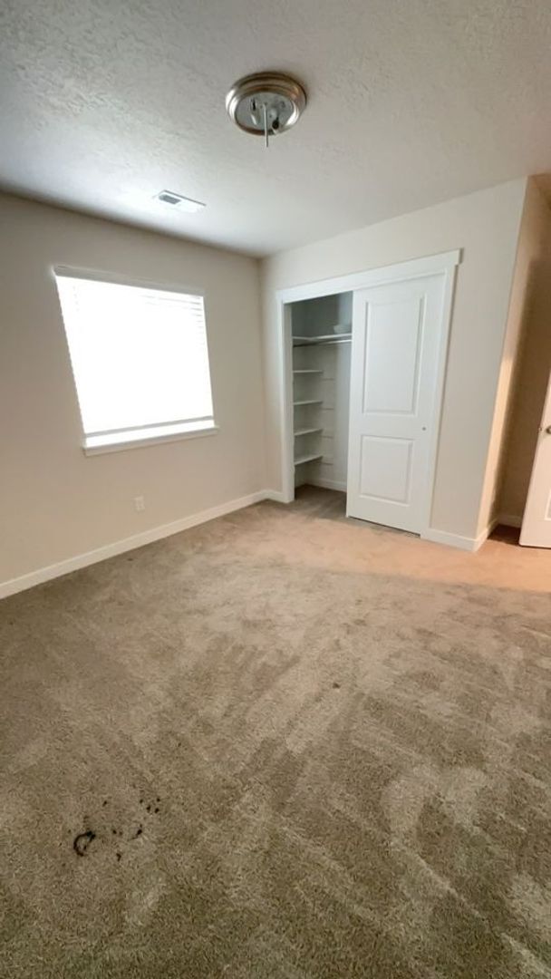Building Photo - Lovely NSL Townhome - available this month!