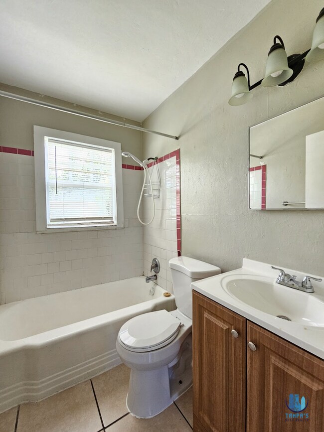 Building Photo - Beautiful 2 Bedrooms 1 Bathroom Home for R...