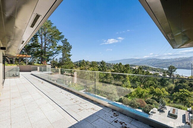 Building Photo - 1435 Lakeview Dr