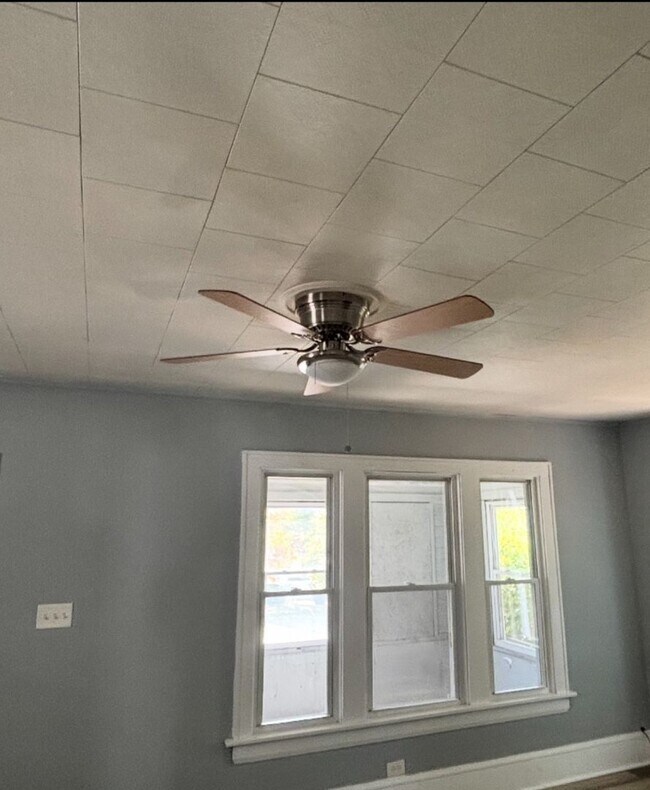 Building Photo - Roomy Goodyear Heights 5-Bed with Finished...