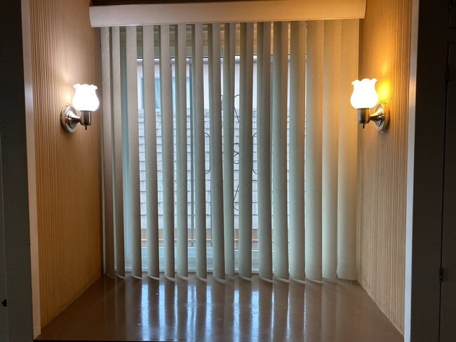 Building Photo - 2447 Malabar St