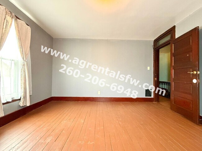 Building Photo - 116 E Pontiac St