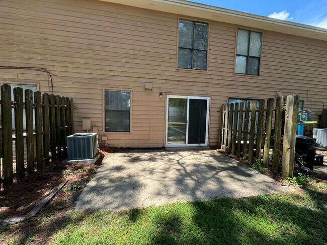 Building Photo - 2810 Villa Woods Cir