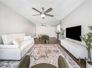 Building Photo - 4404 W Kennedy Blvd