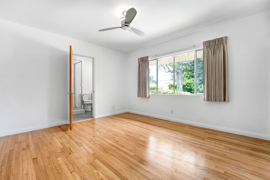Building Photo - 555 Amalfi Dr