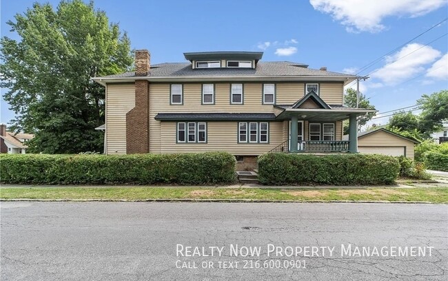 Building Photo - 5 Bedroom Townhome