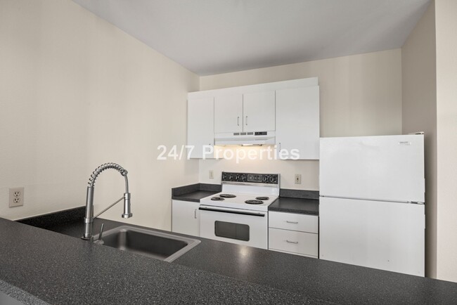 Building Photo - Hilltop 1BD I 1BA Condo + FREE month of re...