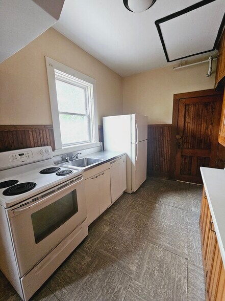 Building Photo - 333 W 6th St