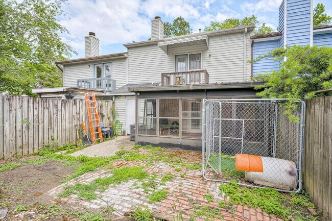 Building Photo - Fully Furnished Home