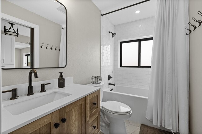 Building Photo - 4 BED | 2 BATH | BARNDOMINIUM | HOT SPRINGS | FURNISHED