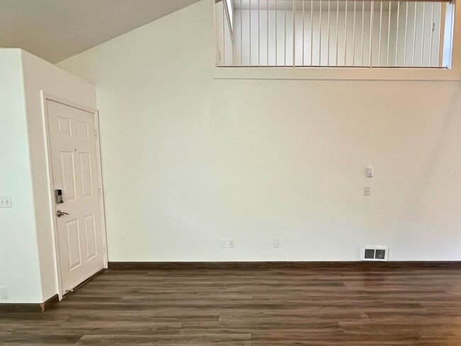 Building Photo - (BRO) 2 Bedroom/2 Bathroom with a Loft