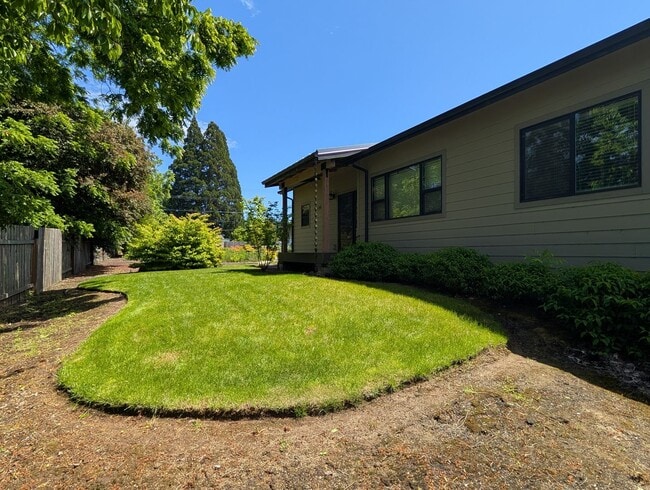 Building Photo - Gorgeous 2-Bedroom, 2-Bath Home In Eugene!