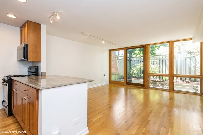 Building Photo - 2053 N Larrabee St
