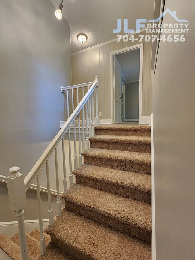 Building Photo - Spacious 3 Bed/2.5 Bath Duplex With Basement.