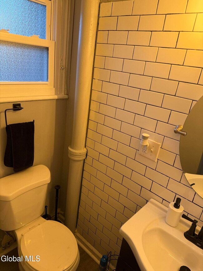 Building Photo - 39 S Lake Ave