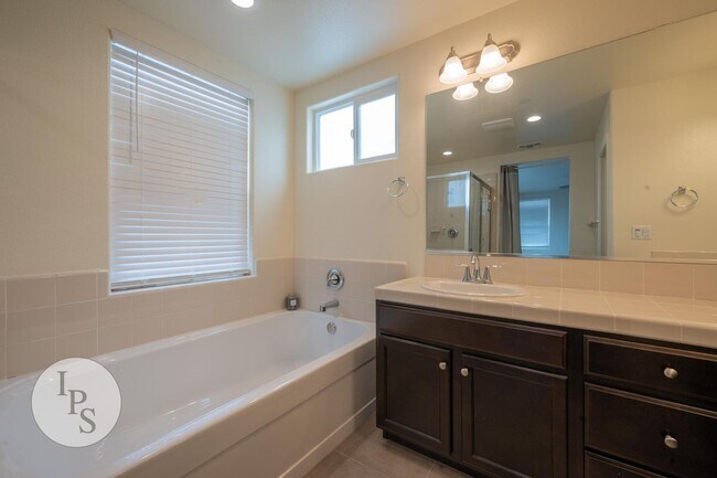 Building Photo - Fresno SouthEast Home, Gated Community, Clovis Unified School District, 3BR/2.5BA