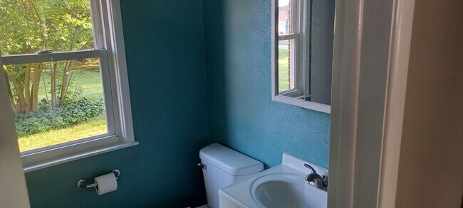 Building Photo - Lovely brick ranch in Millersburg!