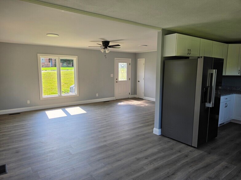 Building Photo - 421 River Bend Dr