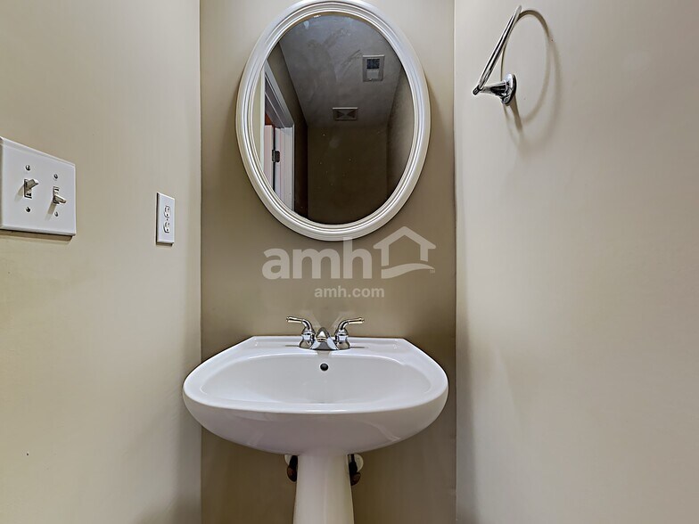 Building Photo - 3915 Madison Bnd NW