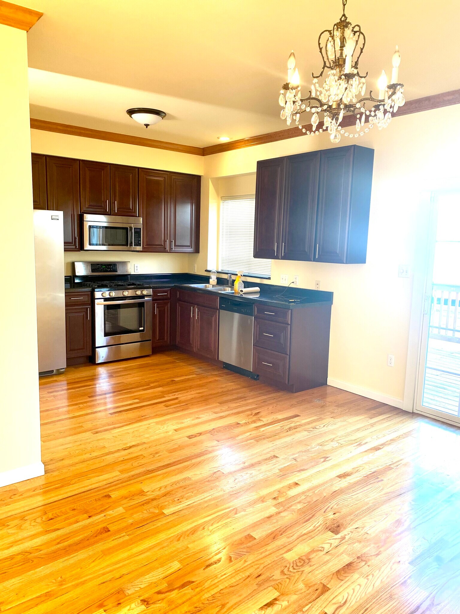 Building Photo - 5785 Kingsbury Pl