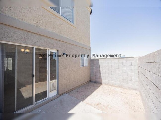 Building Photo - 1055 W 5th St