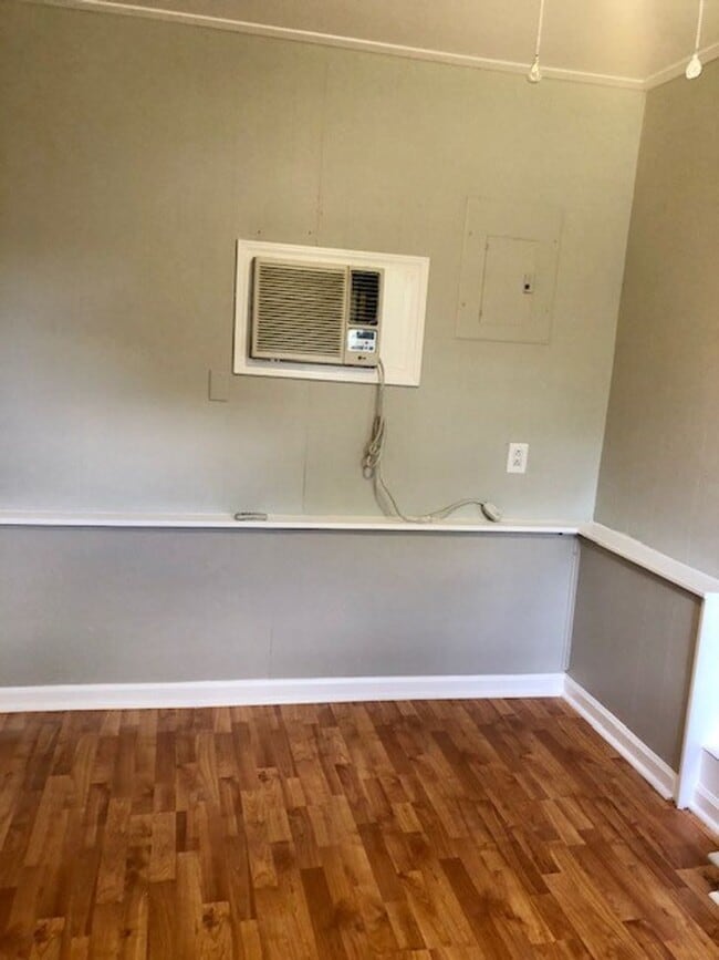 Building Photo - Move in Ready! Move-in Special of $250 off...