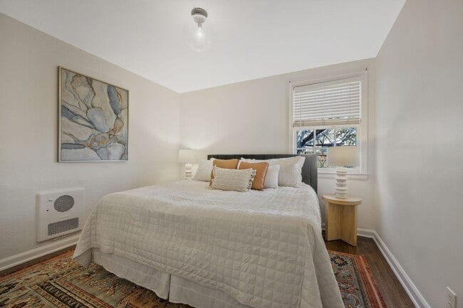 Building Photo - Charming cottage in Inglewood section of E...