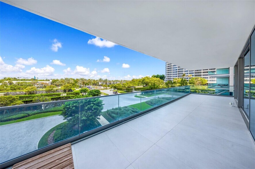Building Photo - 10201 Collins Ave