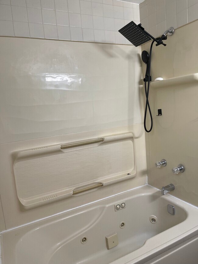 Building Photo - 6 Juniper Ln