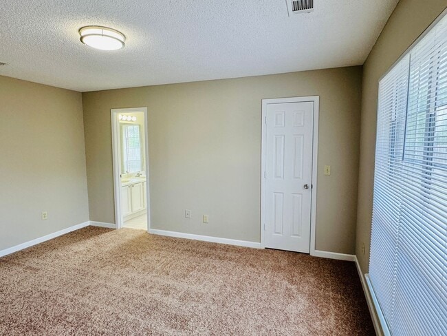 Building Photo - Charming 3-Bedroom Home on a Spacious Corn...