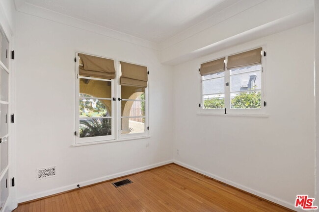 Building Photo - 10762 Wellworth Ave