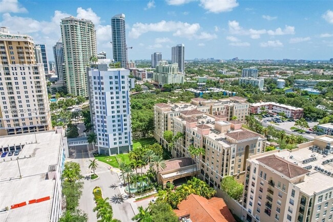 Building Photo - 520 SE 5 Ave