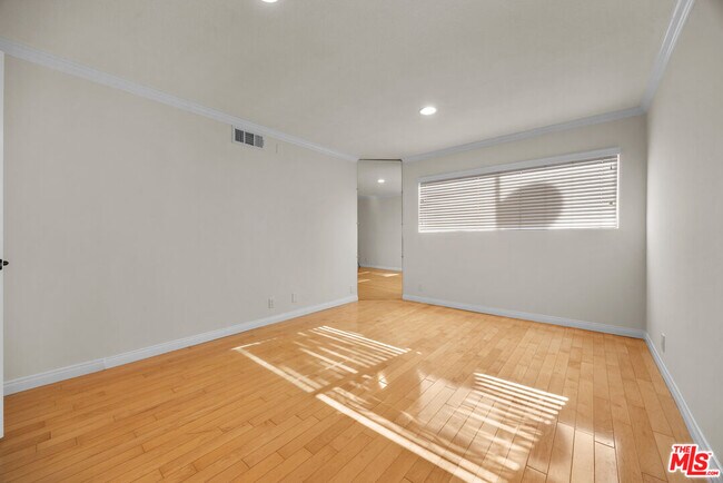 Building Photo - 532 N Rossmore Ave