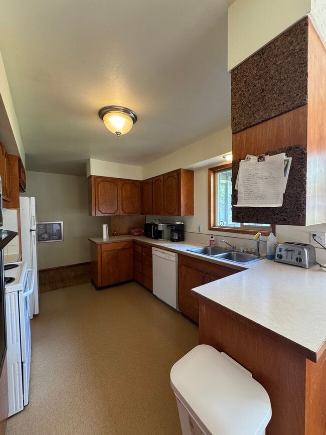 Building Photo - Spacious 5 Bedroom Rental by Park