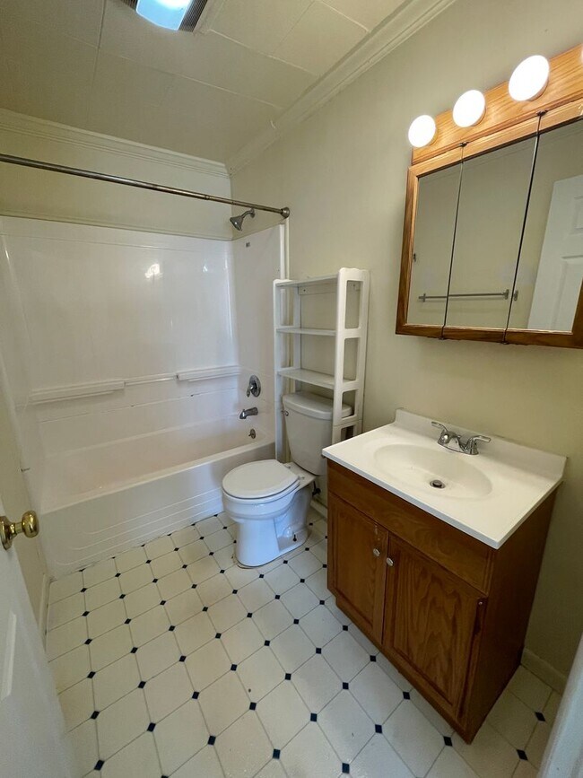 Building Photo - 516 N Adams St