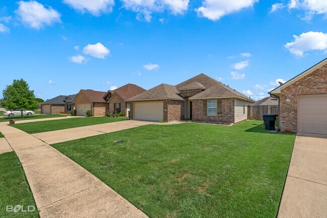 Building Photo - 521 Linnhurst Dr