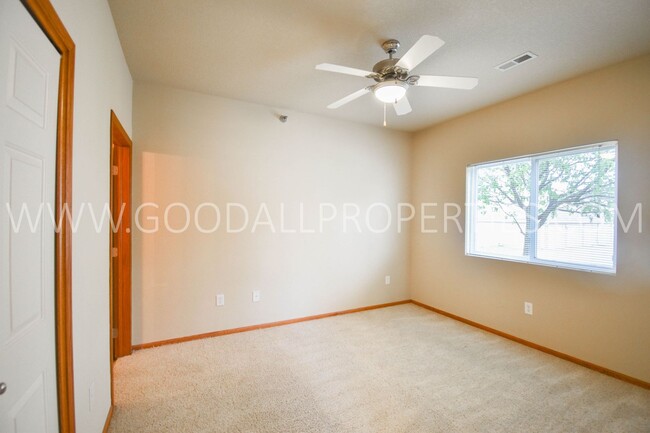 Building Photo - Ground-level condo with 2 bedrooms and 2 b...
