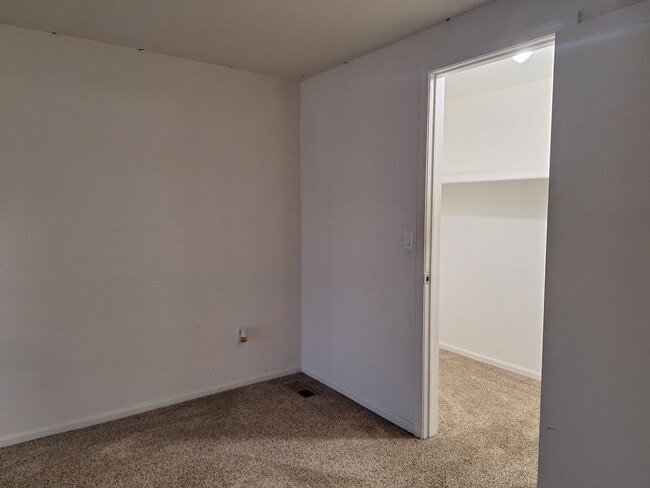 Building Photo - Charming Chesterfield Townhouse